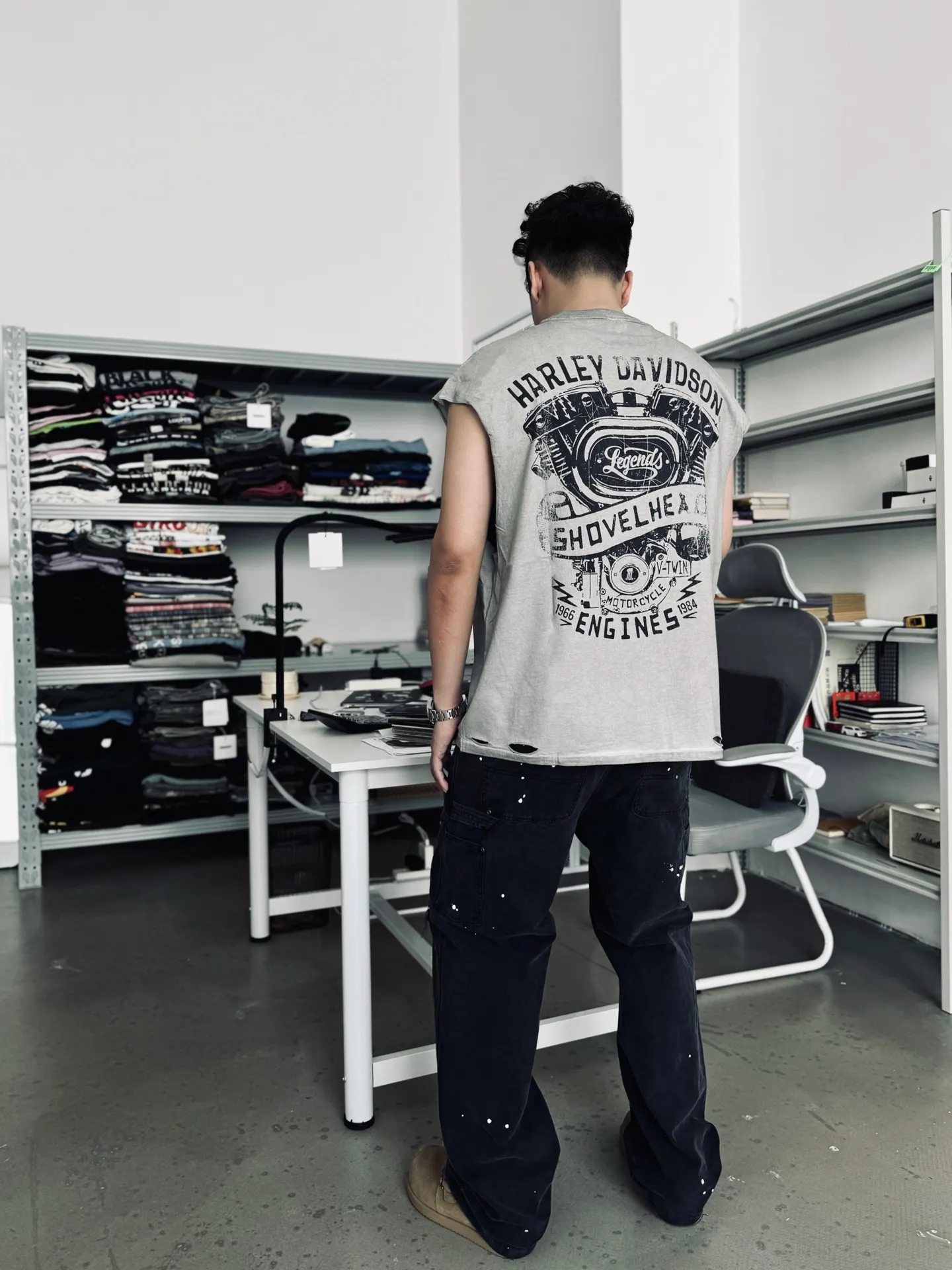 P118 # CVT-06 Saint Saint uses a more radical expression method to give it new life. Reversed neckline + shoulder stitching technology + single seam stitching on the hem + hand-splashed ink on ready-made garments + multi-position knife cutting + heavy Assute fermentation washing water. Special stitching stitching is used on the shoulders. This is a common technology in vintage waistcoats in the 1990s. It can enhance the structural sense of the tailoring of the entire garment. The upper body is also more three-dimensional and fits the body shape.